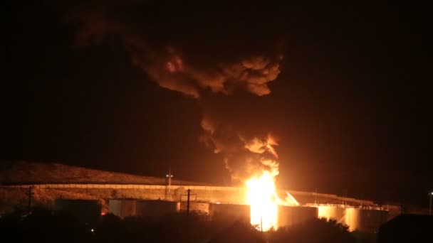 Brand bij de raffinaderij in de nacht — Stockvideo