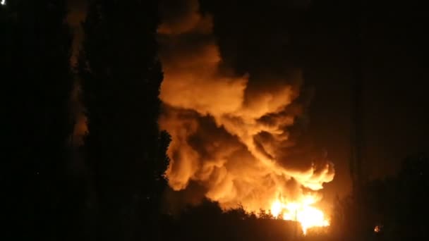 Incendie après une explosion la nuit . — Video