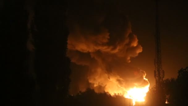 在夜间在炼油厂的火灾 — 图库视频影像