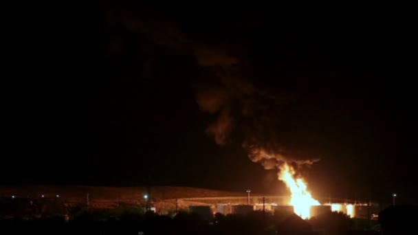 Feuer in der Raffinerie in der Nacht — Stockvideo