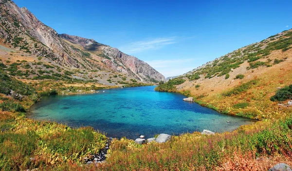 Alpine turquoise lake in autumn on a sunny day — Stock Photo, Image