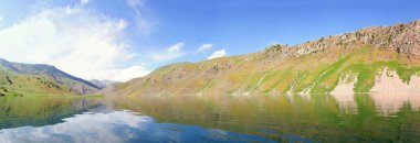 gökyüzü yansıması bir dağ Gölü