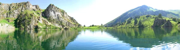 Reflet du ciel dans un lac de montagne — Photo