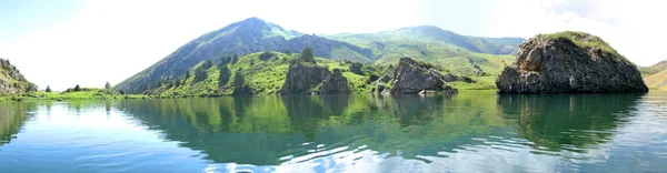 Reflexão céu em um lago de montanha — Fotografia de Stock