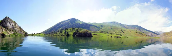 gökyüzü yansıması bir dağ Gölü