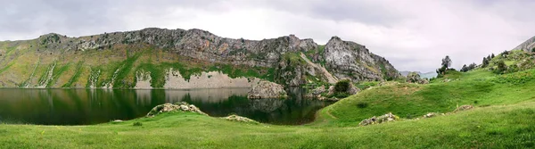 Gökyüzü yansıması bir dağ Gölü — Stok fotoğraf