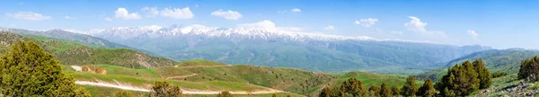 Panorama d'une large vallée de montagne par une journée ensoleillée — Photo