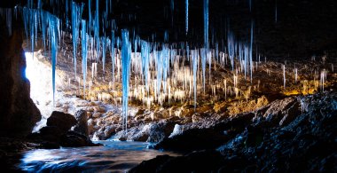 Mağaranın buz sarkıtlı panoraması.