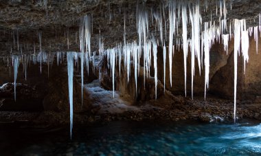 Birçok buz sarkıtları mağara tavandan asılı