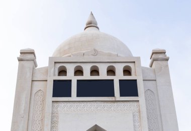 Beyaz taştan yapılmış antik bir Müslüman camiinin parçası.