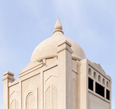 Beyaz taştan yapılmış antik bir Müslüman camiinin parçası.