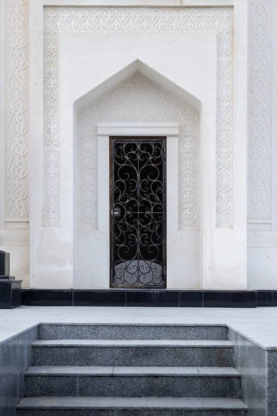 Дверь Древнюю Мусульманскую Мечеть Белого Камня — стоковое фото
