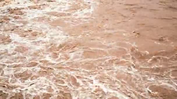 Flödet av smutsigt vatten efter översvämningen. — Stockvideo