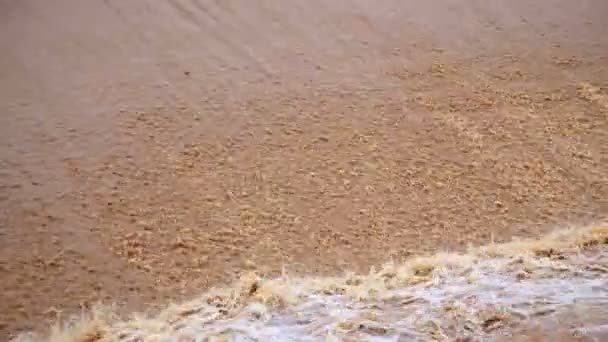 Vullen van het reservoir met vuil water — Stockvideo
