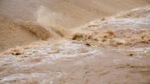 Наповнення резервуара брудною водою — стокове відео