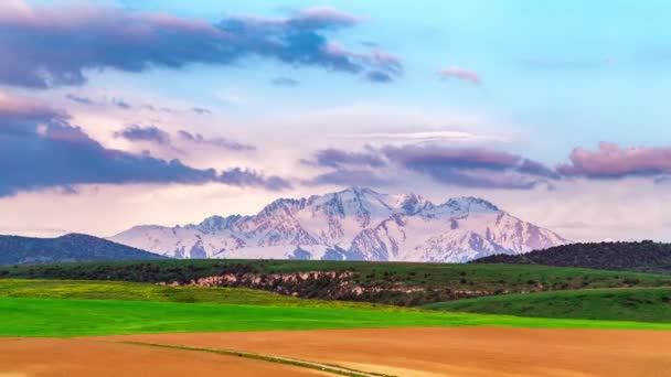 Campos agrícolas en las montañas al atardecer . — Vídeos de Stock