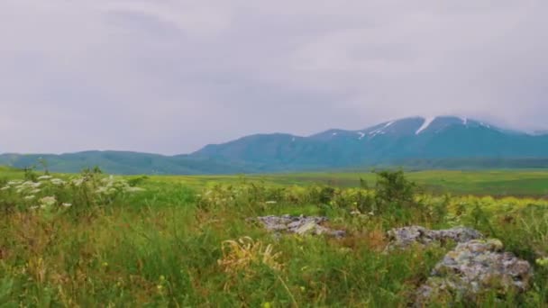 Panorama Bergsdal Våren Molnigt Väder — Stockvideo