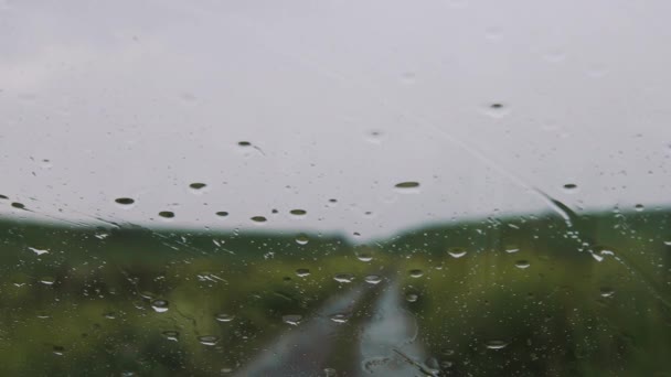 Strada di montagna sotto la pioggia dalla macchina — Video Stock