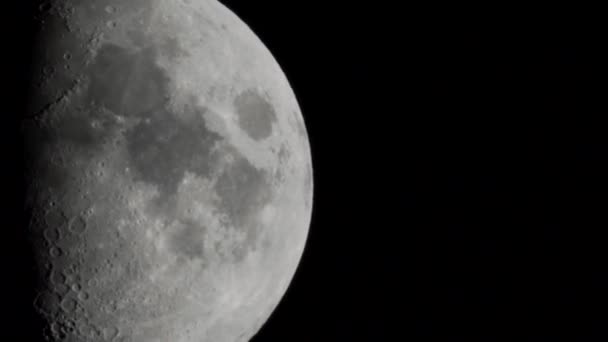 Primer plano del movimiento de la luna en el espacio . — Vídeos de Stock