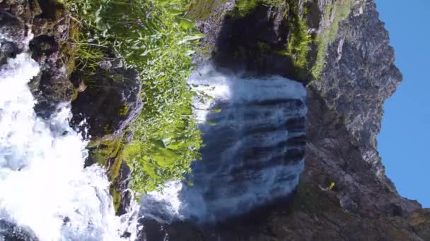 Cascade en cascade en automne — Video