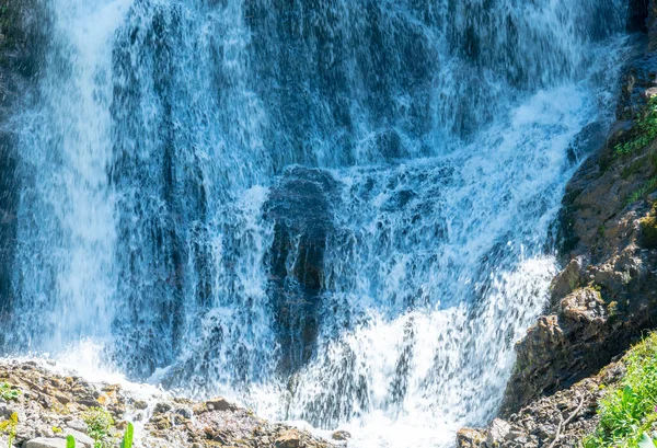 Yaz güneşli havalarda dağlarda şelale.