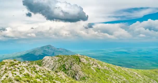 Alpenplateau wolken zweven door de lucht — Stockvideo