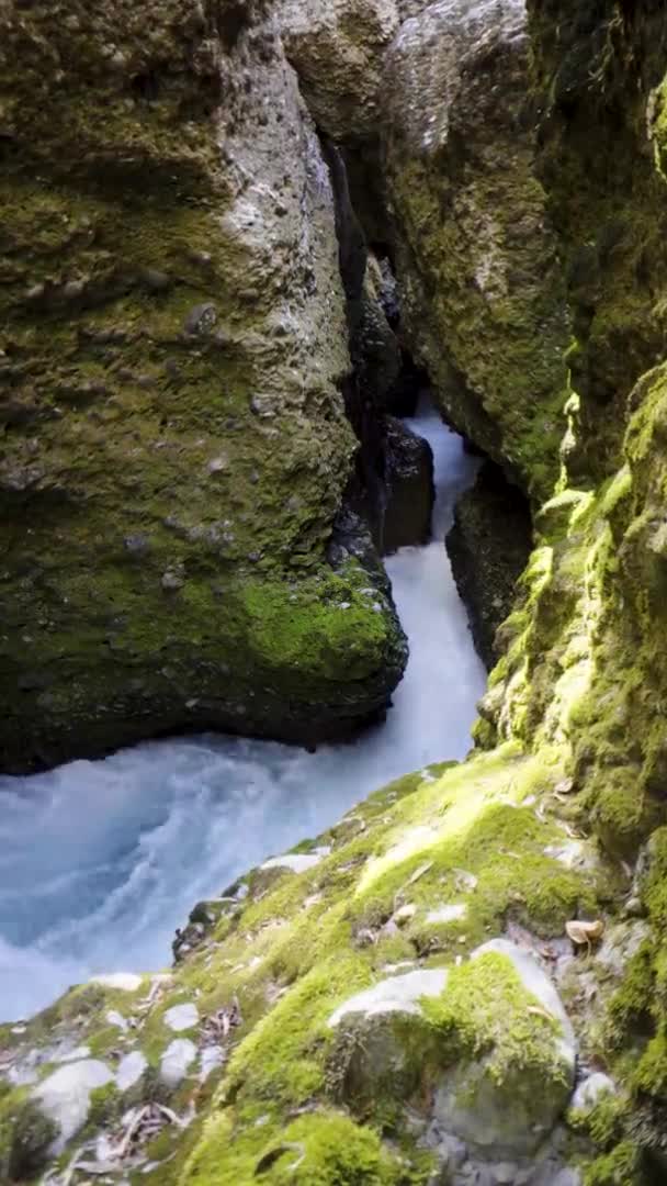 Wasserfall in der Grotte der Höhle — Stockvideo
