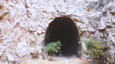 Dağdaki eski tünele yaklaşıyoruz.