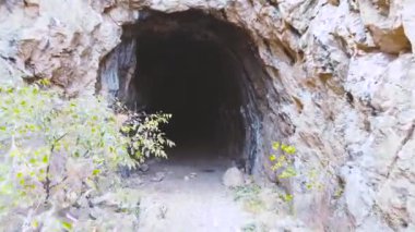 Dağdaki eski tünele yaklaşıyoruz.