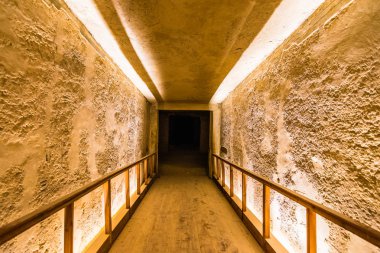 Luxor, Gouvernity al-Uqsur / Mısır - 9 Aralık 2018: Lüksör 'de Krallar Vadisi, Yukarı Mısır' da sabahın erken saatlerinde. Mezarların içi, eski Mısır hiyerogliflerinin olduğu duvar resimleri, mezar odaları, yeraltı koridorları. Ramses II 'nin mezarları.