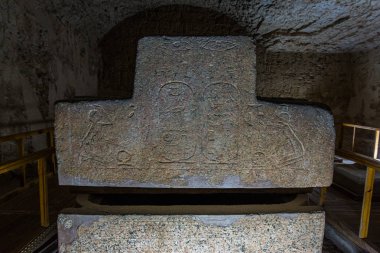 Luxor, Gouvernity al-Uqsur / Mısır - 9 Aralık 2018: Lüksör 'de Krallar Vadisi, Yukarı Mısır' da sabahın erken saatlerinde. Mezarların içi, eski Mısır hiyerogliflerinin olduğu duvar resimleri, mezar odaları, yeraltı koridorları. Ramses II 'nin mezarları.,