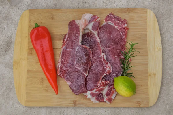 Carne Fresca Vaca Uma Tábua Corte Com Limão Alecrim — Fotografia de Stock