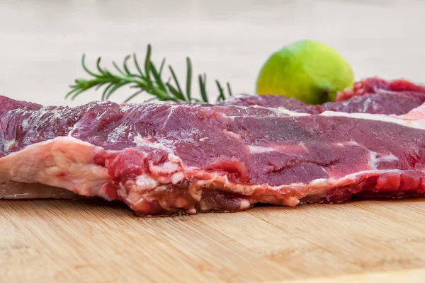 Carne Fresca Vaca Uma Tábua Corte Com Limão Alecrim — Fotografia de Stock