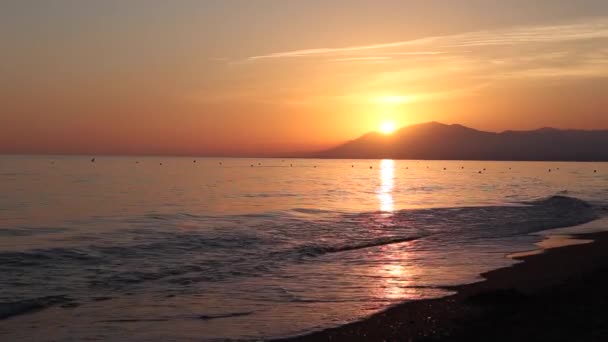 Σκούρο Πορτοκαλί Ηλιοβασίλεμα Στην Παραλία Marbella Mlaga Ισπανία Μεσογειακά Κύματα — Αρχείο Βίντεο