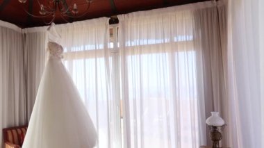 Lambadan sarkan gelinlik. Yavaş kaydırma sola.