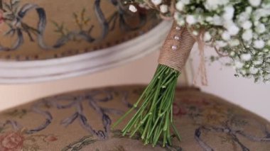 Bir vintage sandalye yakın çekim yatan gelin buketi