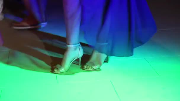 Stopy kobiety tańczą z innymi kobietami na sobie klapki. — Wideo stockowe