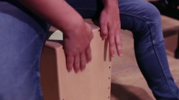 Närbild Musiker Scen Som Utför Musik Med Flamenco Box Drum — Stockvideo