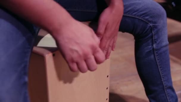 Närbild Musikern Händer Scen Som Utför Musik Med Flamenco Box — Stockvideo