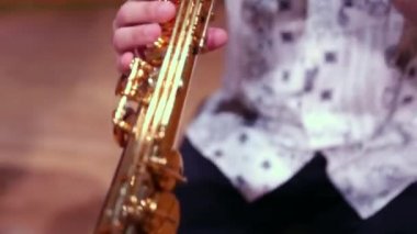 Saksafon oynayan adam elleri