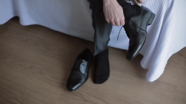 Man zet op de schoenen — Stockvideo