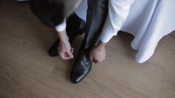 Man tying shoe laces — Stock Video