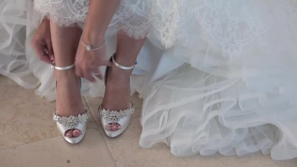 Noiva coloca em sapatos de casamento — Vídeo de Stock