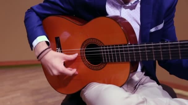 Primer Plano Manos Músico Tocando Guitarra Acústica Clásica Española Enfoque — Vídeos de Stock