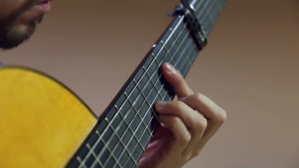 Close Afinação Músico Tocar Uma Guitarra Acústica Espanhola Clássica — Vídeo de Stock