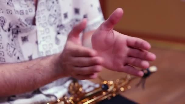 Mãos de músico batendo palmas ritmicamente — Vídeo de Stock