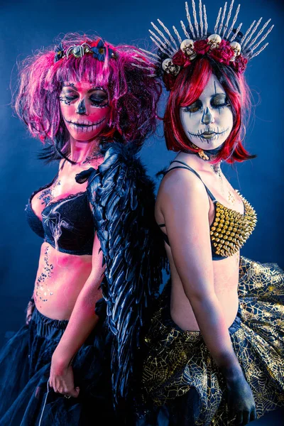 Dos chicas con maquillaje de cráneo de azúcar — Foto de Stock