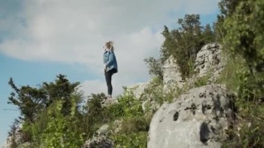 Bir Tepenin Üzerinde Duran Kadın