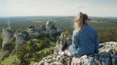 Rocky Hill 'in tepesinde oturan kadın