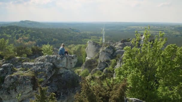 Mulher medita em um topo de uma montanha — Vídeo de Stock